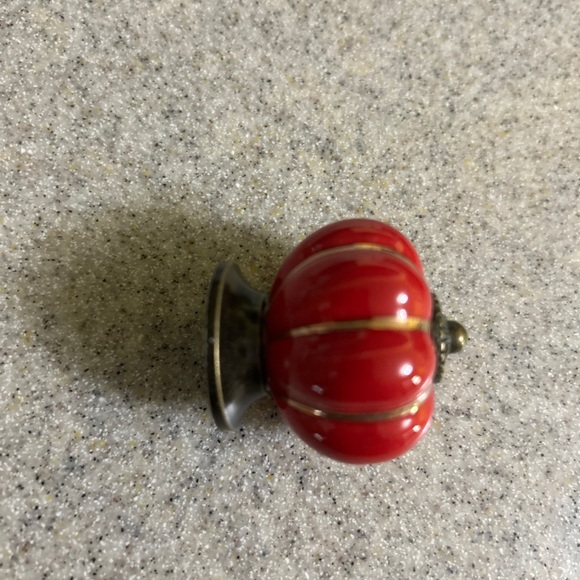 Yagote Ceramic Pumpkin Knob red in color total 6 plus hardware - Picture 2 of 5